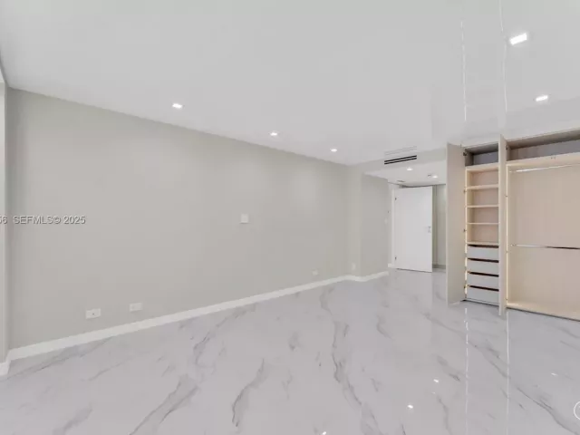 2-bedroom condo for sale in Sunny Isles Beach - 251 174th St 1414 - MondialRealty