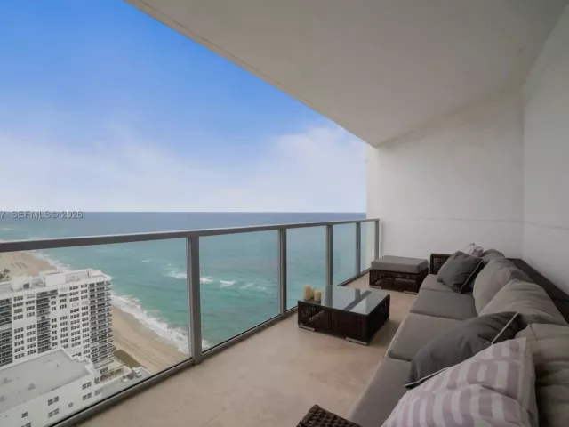 3-bedroom condo for rent in Hollywood - 3101 S Ocean Dr 2907 - MondialRealty