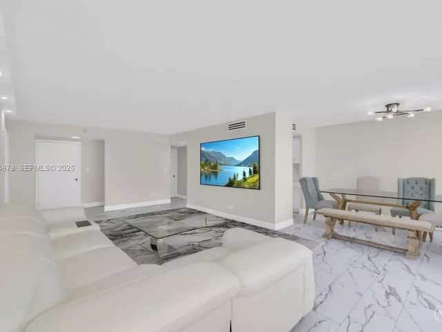 1-bedroom condo for sale in Sunny Isles Beach - 251 174th St 1415 - MondialRealty