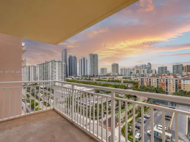 1-bedroom condo for sale in Sunny Isles Beach - 251 174th St 1415 - MondialRealty