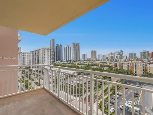 1-bedroom condo for sale in Sunny Isles Beach - 251 174th St 1415 - MondialRealty