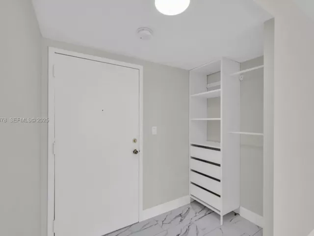 1-bedroom condo for sale in Sunny Isles Beach - 251 174th St 1415 - MondialRealty