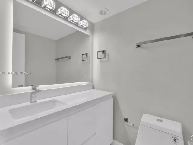 1-bedroom condo for sale in Sunny Isles Beach - 251 174th St 1415 - MondialRealty