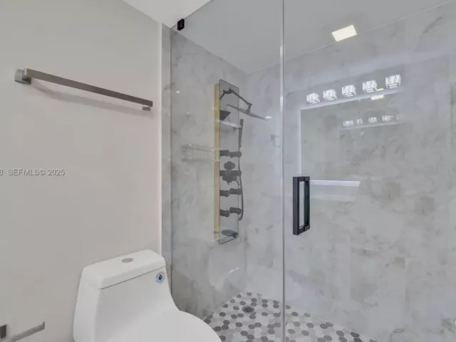 1-bedroom condo for sale in Sunny Isles Beach - 251 174th St 1415 - MondialRealty