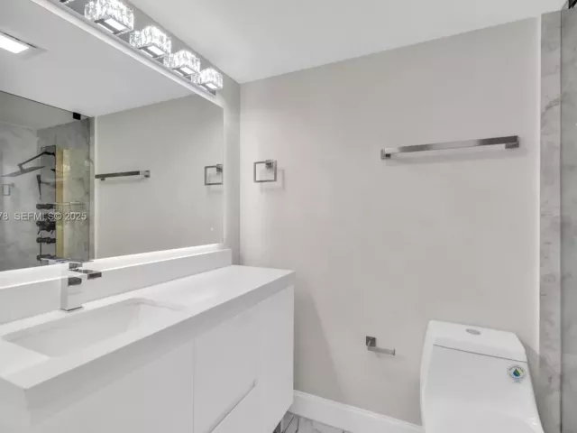 1-bedroom condo for sale in Sunny Isles Beach - 251 174th St 1415 - MondialRealty