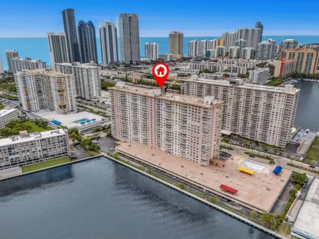 1-bedroom condo for sale in Sunny Isles Beach - 251 174th St 1415 - MondialRealty
