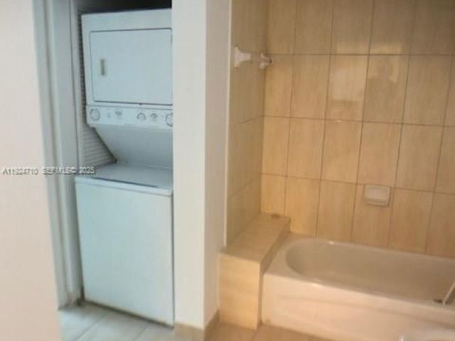 1-bedroom condo for sale in Miami - 1750 N Bayshore Dr 5105 - MondialRealty