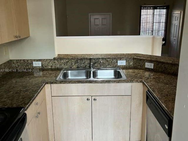 Home for rent at 2891 NE 185th St 1006 - photo 7484046