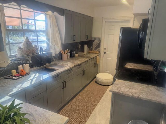 2-bedroom home for rent in Pembroke Pines - 7601 NW 13th St - MondialRealty