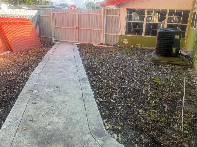 2-bedroom home for rent in Pembroke Pines - 7601 NW 13th St - MondialRealty