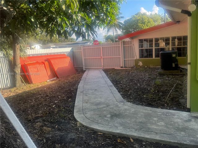 2-bedroom home for rent in Pembroke Pines - 7601 NW 13th St - MondialRealty
