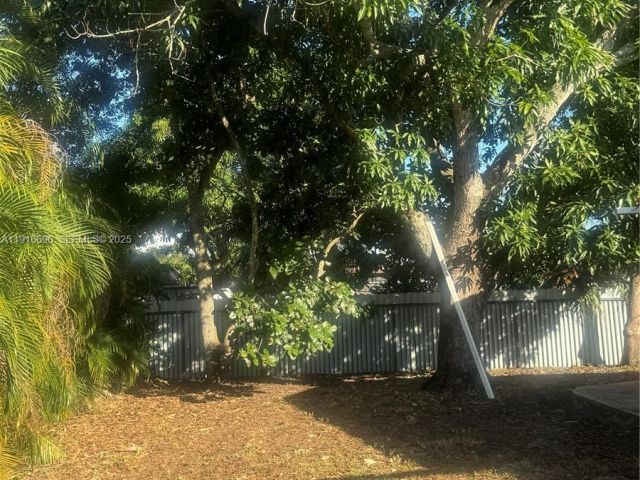 2-bedroom home for rent in Pembroke Pines - 7601 NW 13th St - MondialRealty