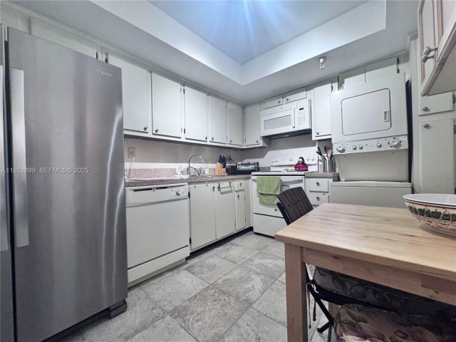 2-bedroom condo for rent in Sunny Isles Beach - 290 174th St 1906 - MondialRealty
