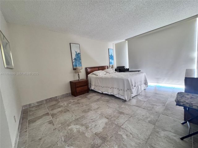 2-bedroom condo for rent in Sunny Isles Beach - 290 174th St 1906 - MondialRealty