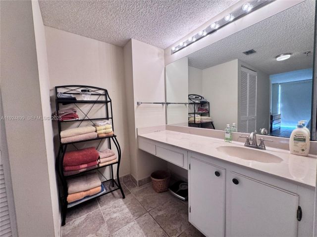 2-bedroom condo for rent in Sunny Isles Beach - 290 174th St 1906 - MondialRealty