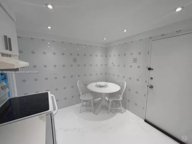 2-bedroom condo for sale in Miami Beach - 5555 Collins Ave 7T - MondialRealty