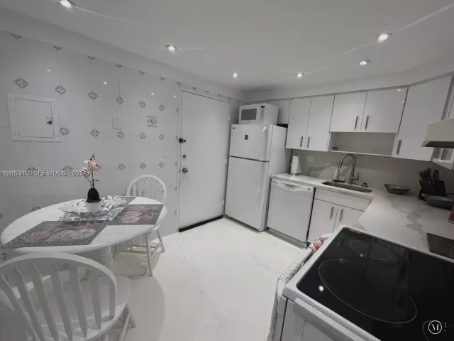 2-bedroom condo for sale in Miami Beach - 5555 Collins Ave 7T - MondialRealty