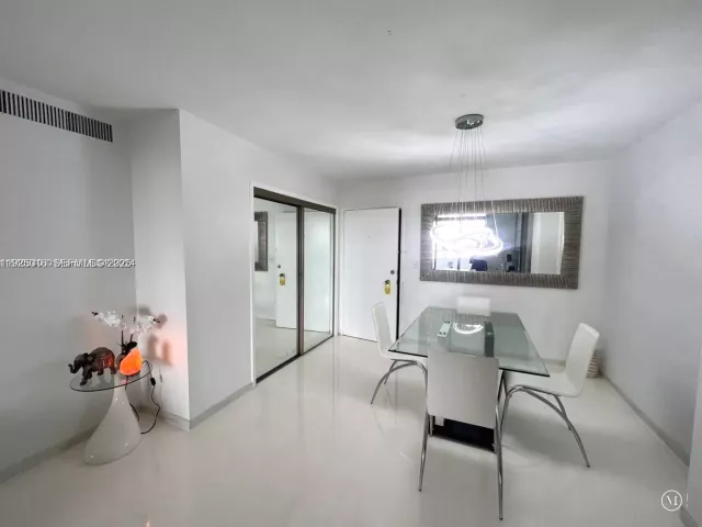 2-bedroom condo for sale in Miami Beach - 5555 Collins Ave 7T - MondialRealty