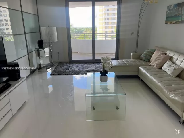 2-bedroom condo for sale in Miami Beach - 5555 Collins Ave 7T - MondialRealty
