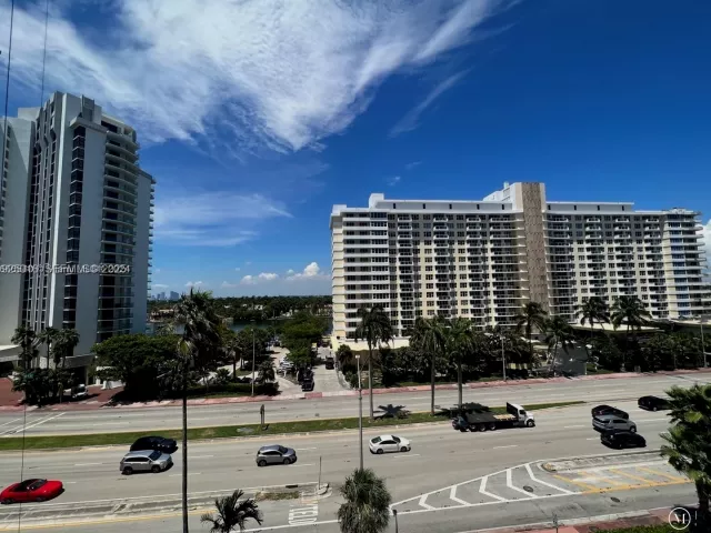2-bedroom condo for sale in Miami Beach - 5555 Collins Ave 7T - MondialRealty