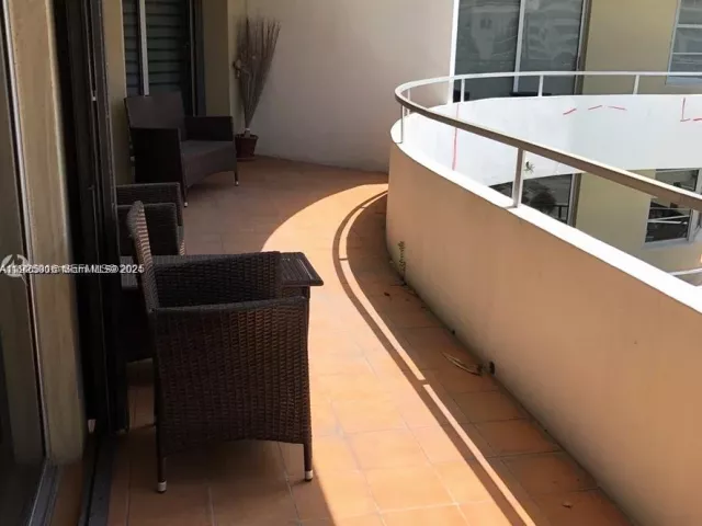 2-bedroom condo for sale in Miami Beach - 5555 Collins Ave 7T - MondialRealty