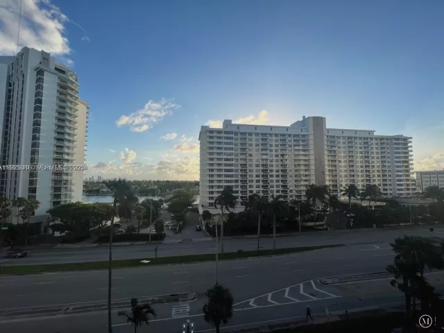 2-bedroom condo for sale in Miami Beach - 5555 Collins Ave 7T - MondialRealty