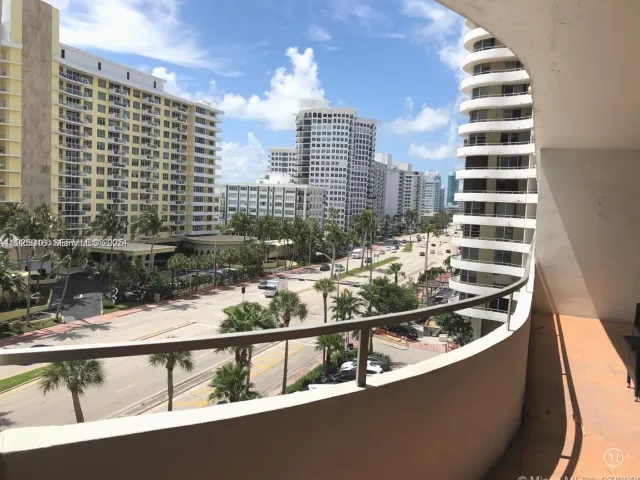 2-bedroom condo for sale in Miami Beach - 5555 Collins Ave 7T - MondialRealty