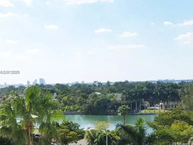 2-bedroom condo for sale in Miami Beach - 5555 Collins Ave 7T - MondialRealty