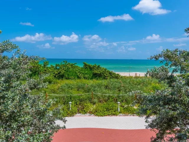2-bedroom condo for sale in Miami Beach - 5555 Collins Ave 7T - MondialRealty