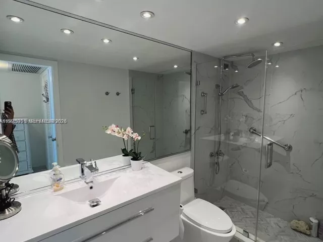 2-bedroom condo for sale in Miami Beach - 5555 Collins Ave 7T - MondialRealty