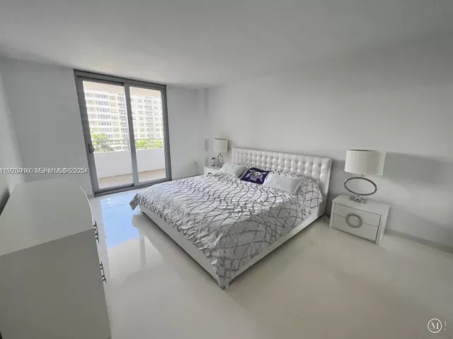 2-bedroom condo for sale in Miami Beach - 5555 Collins Ave 7T - MondialRealty