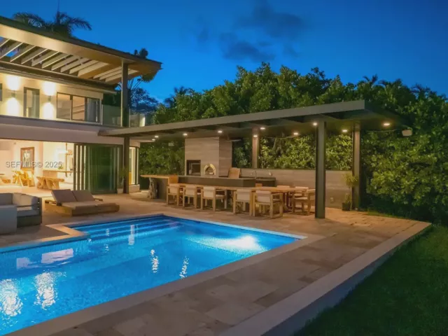 6-bedroom home for sale in Miami Beach - 327 E Rivo Alto Dr - MondialRealty