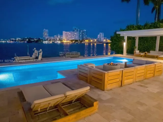 6-bedroom home for sale in Miami Beach - 327 E Rivo Alto Dr - MondialRealty
