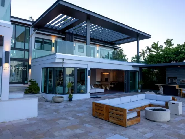 6-bedroom home for sale in Miami Beach - 327 E Rivo Alto Dr - MondialRealty