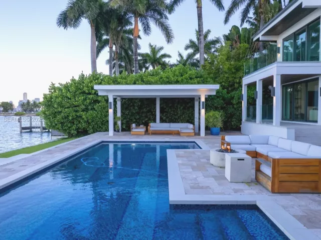 6-bedroom home for sale in Miami Beach - 327 E Rivo Alto Dr - MondialRealty