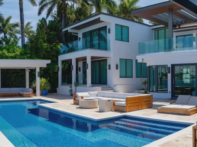 6-bedroom home for sale in Miami Beach - 327 E Rivo Alto Dr - MondialRealty