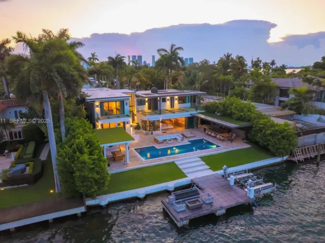 6-bedroom home for sale in Miami Beach - 327 E Rivo Alto Dr - MondialRealty