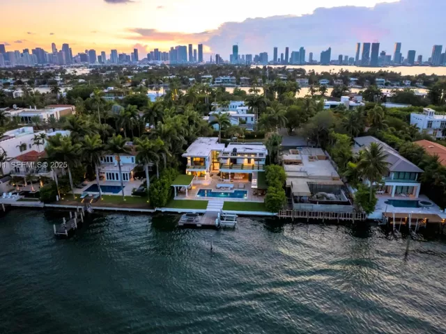 6-bedroom home for sale in Miami Beach - 327 E Rivo Alto Dr - MondialRealty