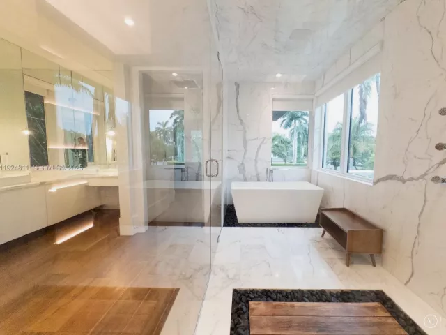 6-bedroom home for sale in Miami Beach - 327 E Rivo Alto Dr - MondialRealty