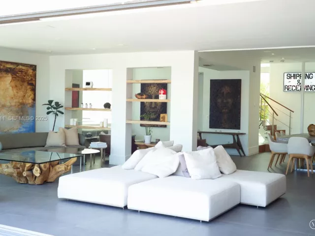 6-bedroom home for sale in Miami Beach - 327 E Rivo Alto Dr - MondialRealty