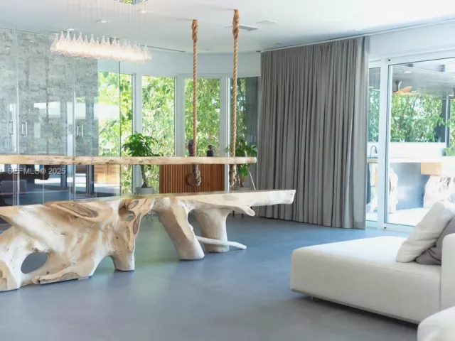 6-bedroom home for sale in Miami Beach - 327 E Rivo Alto Dr - MondialRealty