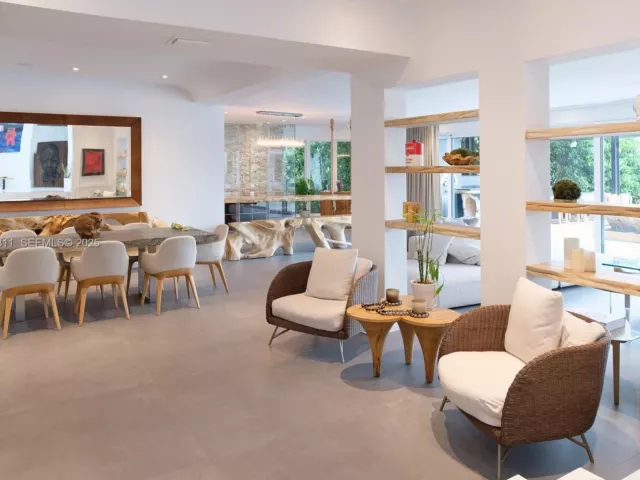 6-bedroom home for sale in Miami Beach - 327 E Rivo Alto Dr - MondialRealty