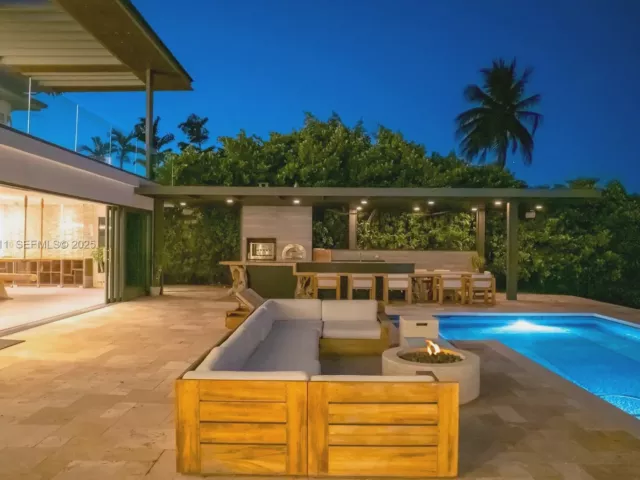 6-bedroom home for sale in Miami Beach - 327 E Rivo Alto Dr - MondialRealty