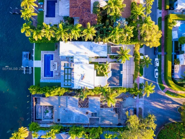 6-bedroom home for sale in Miami Beach - 327 E Rivo Alto Dr - MondialRealty