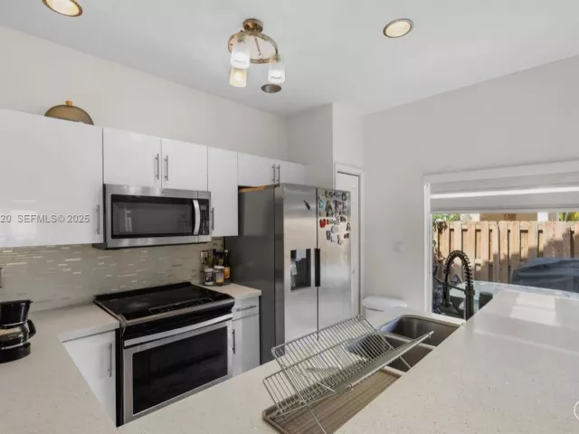 3-bedroom home for sale in Doral - 8362 NW 107th Ct 7-24 - MondialRealty