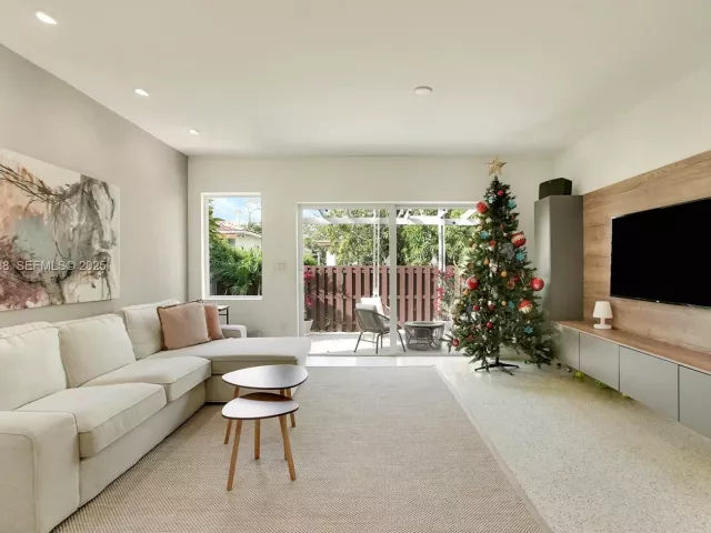 4-bedroom home for sale in Surfside - 9008 Dickens Ave - MondialRealty