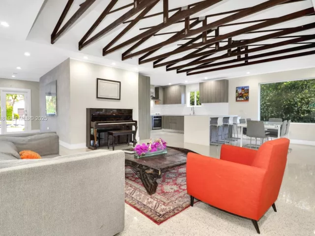 4-bedroom home for sale in Surfside - 9008 Dickens Ave - MondialRealty