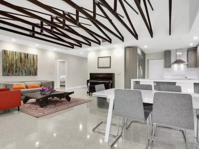 4-bedroom home for sale in Surfside - 9008 Dickens Ave - MondialRealty