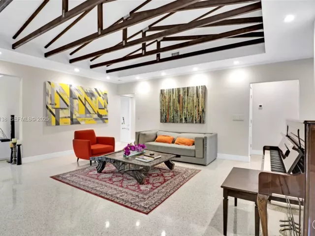 4-bedroom home for sale in Surfside - 9008 Dickens Ave - MondialRealty