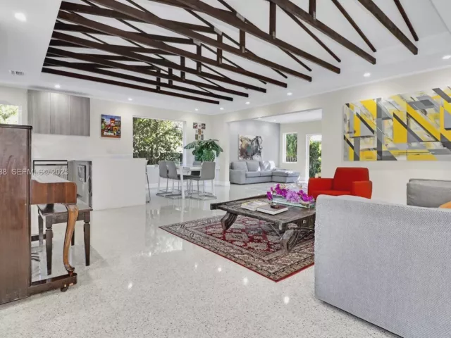 4-bedroom home for sale in Surfside - 9008 Dickens Ave - MondialRealty